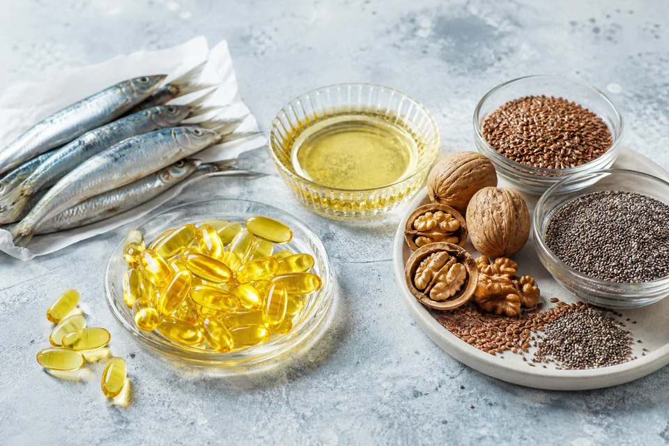 Fish, algae, flaxseed, walnuts and generic omega-3 softgels arranged as distinct source categories
